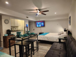 King Bed Exec Suite Hot Tub, Gym, Grill & Laundry